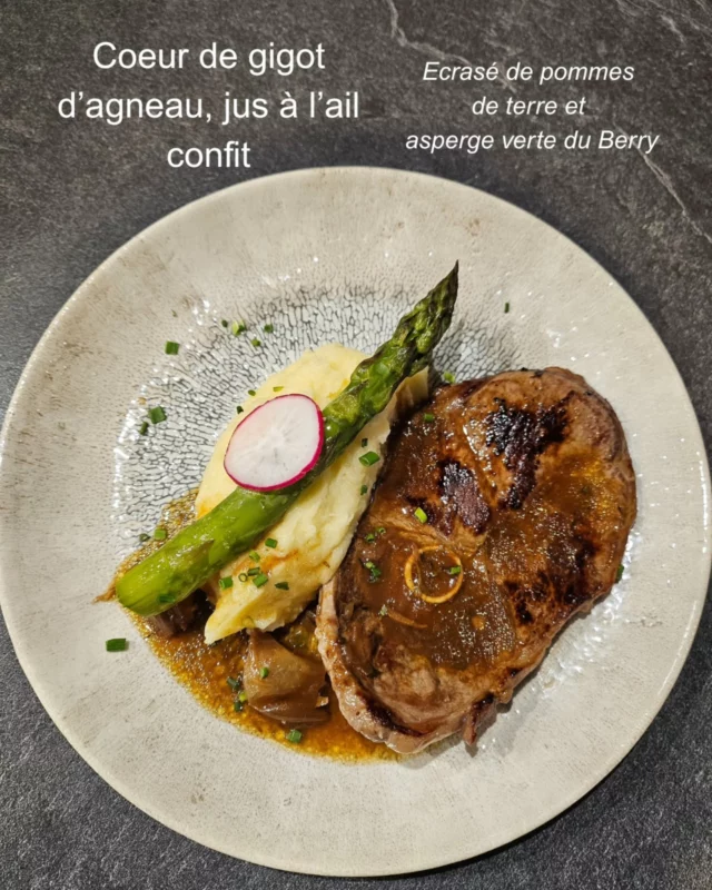 Deux nouveautés à la carte :
Le cœur de gigot d’agneau, jus à l’ail confit, écrasé de pommes de terre et asperge verte du Berry.
Et 
Le croustillant praliné, ganache au chocolat noir et blanc, coulis cacao.

À déguster au déjeuner comme au diner.

#chocolat #gigotagneau #asperges #locavore #Berry #partage #gourmandise #homemade #fraicheur #printemps #spring